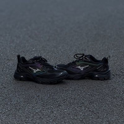 【爆款！預訂】Mizuno FIYI V2 “Black Iridescent” 黑銀黑炫彩 復古運動鞋慢跑鞋黑｜d1gh2415023
