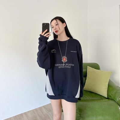 【現貨】OVERSIMPLIFICATION刺繡拼接大學T3