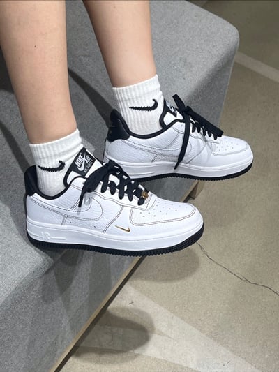【國外限定色】NIKE AIR FORCE 1 LX GOLD 小金勾 白黑 反車線 女鞋｜IB6543-1016