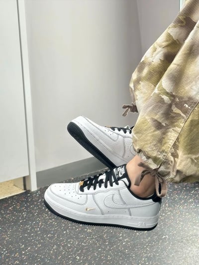 【國外限定色】NIKE AIR FORCE 1 LX GOLD 小金勾 白黑 反車線 女鞋｜IB6543-1011