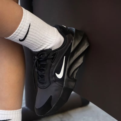 【全新爆款!】Nike Aura Edge 液態黑魂 全黑 黑白 女款｜HQ7025-0035