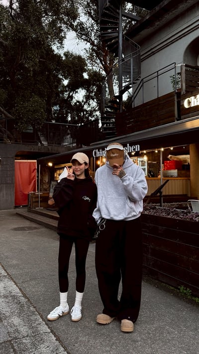 【現貨】短寬簡單草寫英文刷毛重磅帽T4