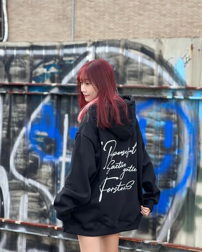 【現貨速發 簡約風必愛款】草寫筆跡牛奶絨帽T1