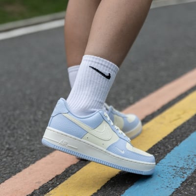【清爽蘇打配色爆款】NIKE AIR FORCE 1 寶寶藍 奶油藍 小勾 雙勾 女鞋｜IV3222-4006