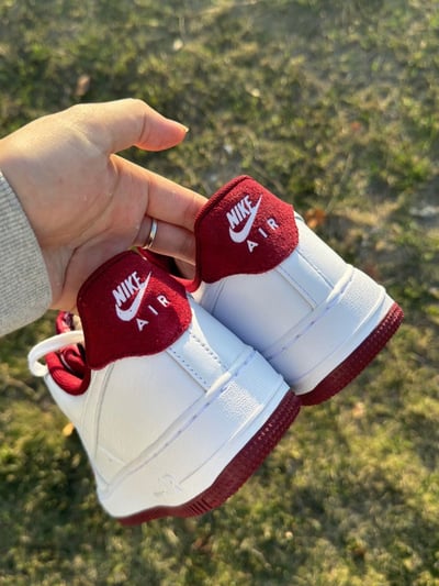 【現貨】NIKE AIR FORCE 1 ‘07 LV8 櫻桃蛋糕 白紅 皮革 刺繡小勾  ｜HM9483-1004