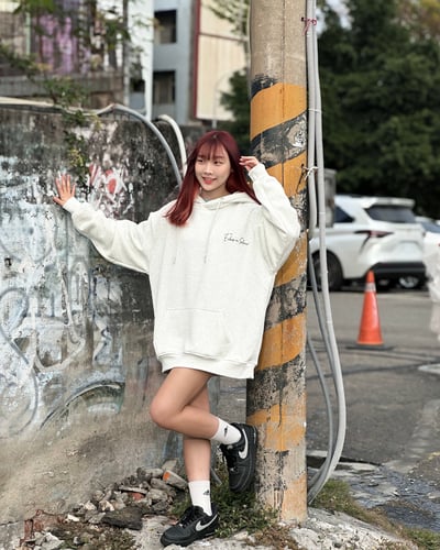 【現貨速發 簡約風必愛款】草寫筆跡牛奶絨帽T6