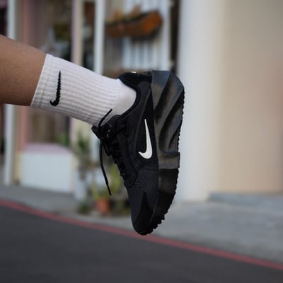 【全新爆款!】Nike Aura Edge 液態黑魂 全黑 黑白 女款｜HQ7025-0033