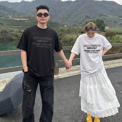 【情侶必帶!!】英文字特殊剪裁磨破重磅T3