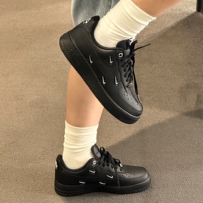 【超殺黑魂上線】Nike Air Force 1 Low WMNS 黑魂四銀勾｜HQ1180-0014
