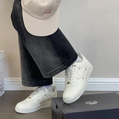 【閃閃惹人愛】Nike AF1 GOLD SWOOSH 奶油燕麥 四小金勾｜FV3654-1115