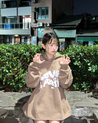 【現貨】街頭吐煙圈發泡短寬帽T5