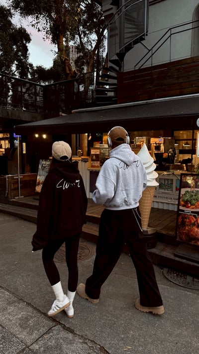 【現貨】短寬簡單草寫英文刷毛重磅帽T6