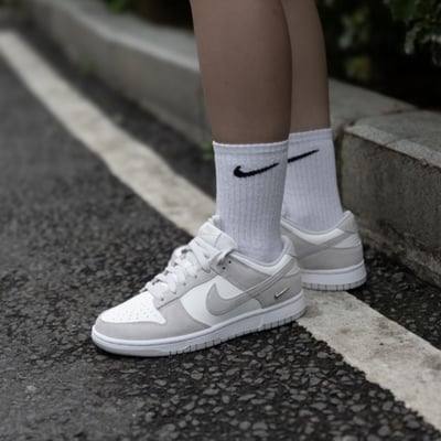 【爆款！現貨】NIKE W DUNK LOW 霧灰 灰白 小銀勾 女鞋｜IO4244-1055