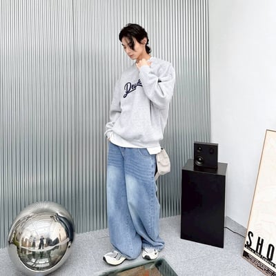 【現貨】Descendat草寫貼布繡大學T6