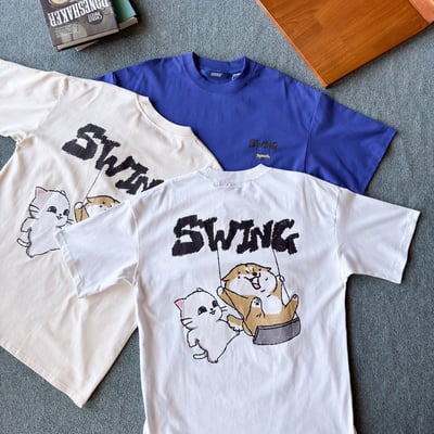 【SORONA® 涼感現貨】SWING柴犬鞦韆塗鴉感短T8