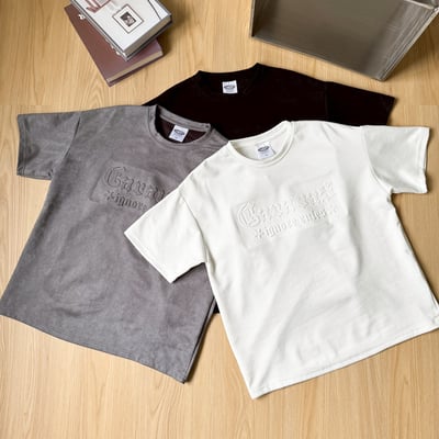 【現貨】哥德字剛印麂皮短T13