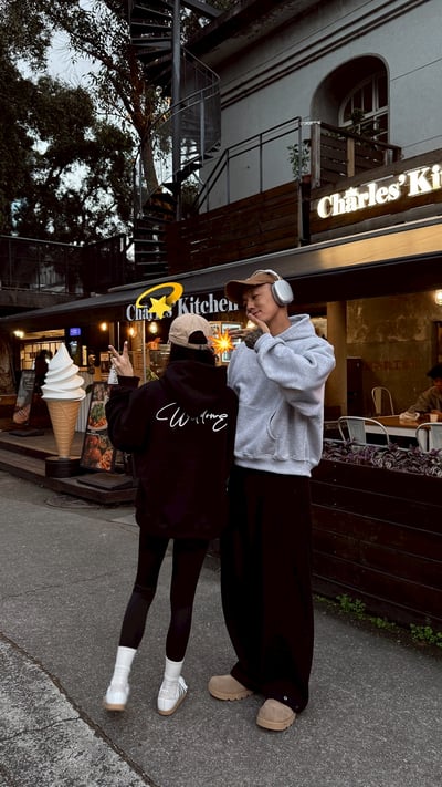 【現貨】短寬簡單草寫英文刷毛重磅帽T3