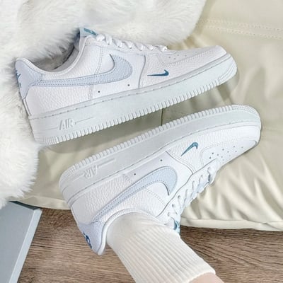 【敲碗成功!!少量補貨】Nike Air Force 1 海鹽藍小勾 寶寶藍 刺繡 小勾 女款｜HV2511-1001