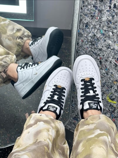 【國外限定色】NIKE AIR FORCE 1 LX GOLD 小金勾 白黑 反車線 女鞋｜IB6543-1013