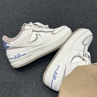 【限定新色！預購】Nike Air Force 1 shadow 霧藍拿鐵 解構 雙勾 女款｜IO7594-1011