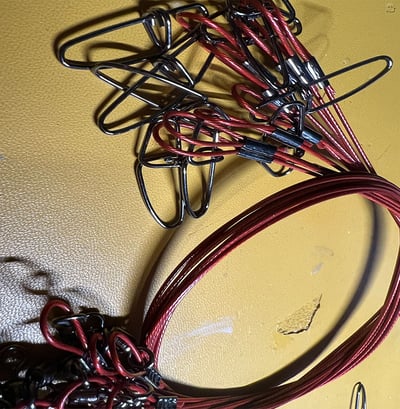 ~子甄彣璟~升級版 前導線 加粗鋼絲線 釣魚 50cm鋼絲線 直徑1MM 拉重67公斤 防咬線 雙扣別針5