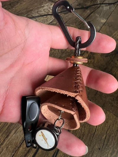 ~子甄彣璟~馬口亮片鈴鐺包 路亞餌 鐵板 亮片 收納包 鈴鐺包 牛皮手工制作 亮片掛餌器 假餌鑰匙包1