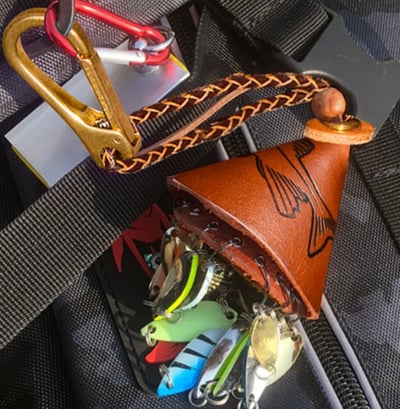 ~子甄彣璟~馬口亮片鈴鐺包 路亞餌 鐵板 亮片 收納包 鈴鐺包 牛皮手工制作 亮片掛餌器 假餌鑰匙包3