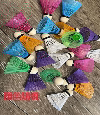 ~子甄彣璟~特價中 顏色隨機 塑料 塑膠 彩色羽毛球 耐打 戶外運動 家庭休閑 尼龍球 初級入門4