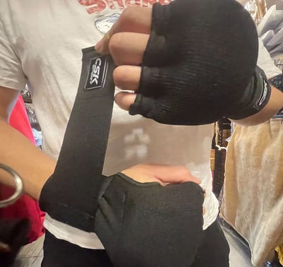 ~子甄彣璟~CSK懶人快速纏手帶 凝膠手套 半指拳套 護手布 拳鋒 護拳鋒 拳擊 護手套 格鬥 散打 泰拳 護具 搏擊 拳鋒套 健身運動7