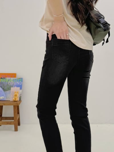 簡約百搭鬆緊彈力腰碳黑顯瘦牛仔褲*1色 K740025