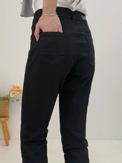 經典百搭黑牛仔彈力小直筒褲*1色 K7435064