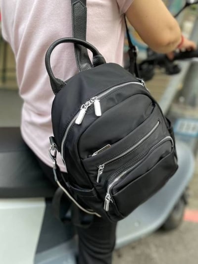 高機能多層拉鍊後背包*1色 KB1020974