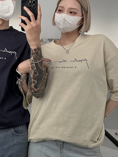 男女適穿-簡約草寫字母短T*2色 KB9694