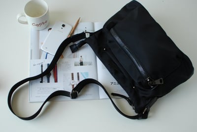 超實用防潑水多隔層尼龍郵差包*1色 KB950973