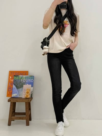 簡約百搭鬆緊彈力腰碳黑顯瘦牛仔褲*1色 K740023