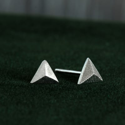 925銀 三角立體拉絲耳飾2
