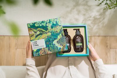 【茶籽堂】迎豐果年度版畫 經典禮盒(桑白皮洗髮露330ml＋荷葉沐浴露330ml)2