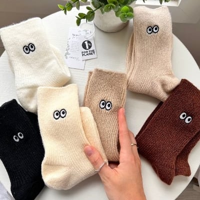 【韓國直送】混羊毛大眼睛刺繡毛呢中筒襪1