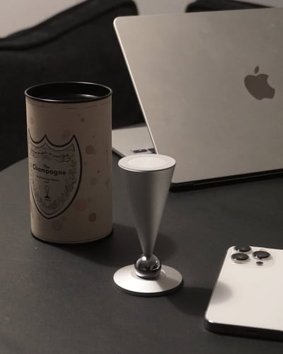 （預購）LYCKA Till香檳磁吸手機座5