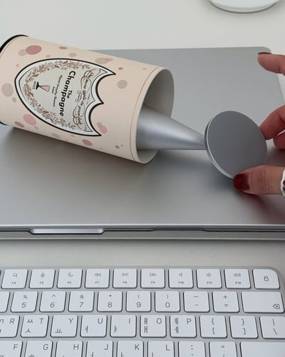 （預購）LYCKA Till香檳磁吸手機座3