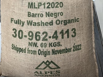 《自然無毒咖啡系列： 秘魯 卡哈馬卡產區 巴羅･尼可洛小鎮 聯合農場 自然農法水洗咖啡 夜百合特色批次》12