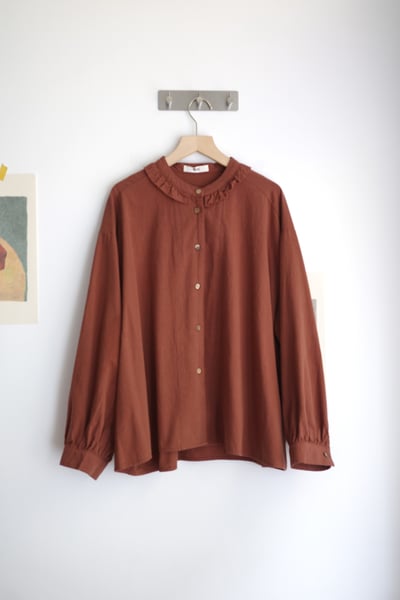 𓏭木耳抽鬚花邊拼接純色襯衫22