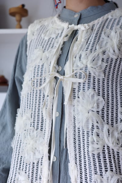 𓏭纏繞花朵洞洞繫帶背心18