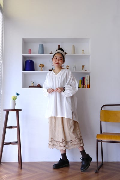 𓏭輕飄飄Ｖ領繫帶抓摺澎袖上衣11