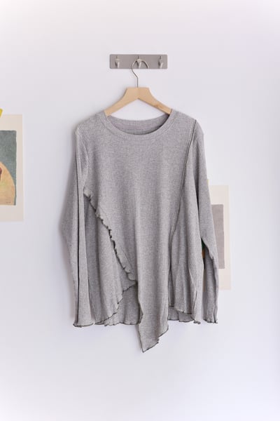 𓏭木耳邊點綴不規則下擺螺紋上衣21