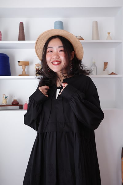 𓏭精緻花邊蕾絲拼接Ｖ領繫帶上衣5