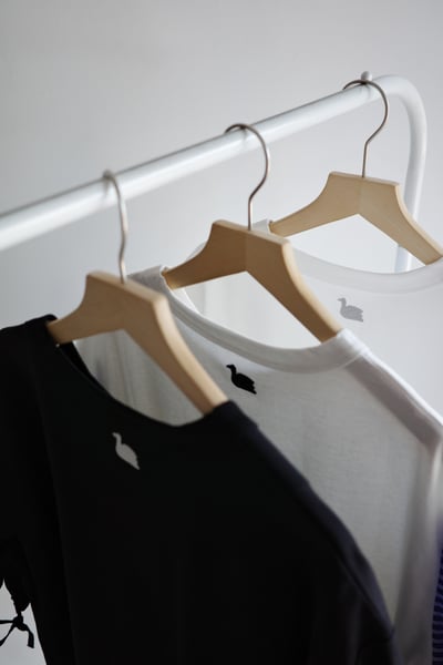 𓏭拼接袖口繫帶小鵝刺繡2way上衣25