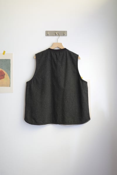 𓏭棒球領混織點圓弧下擺背心21