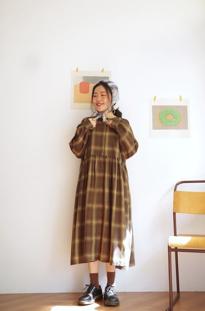 𓏭腰際抓摺格紋開襟洋裝3