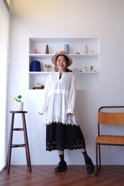 𓏭精緻花邊蕾絲拼接Ｖ領繫帶上衣2